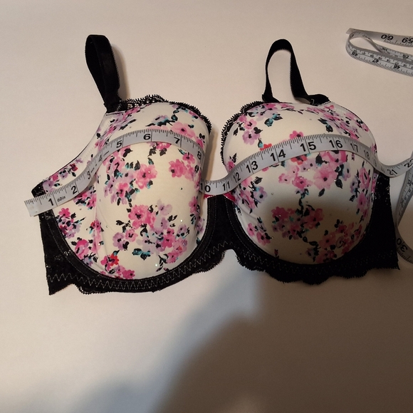 Experience the Sensuality of Lace with Victoria's Secret Floral Lined Demi Bra - Picture 2 of 5